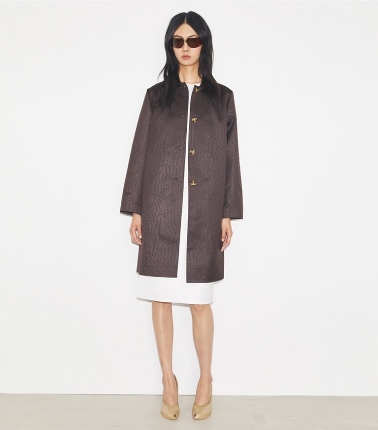 Tory Burch diseñador abrigos Abrigo tres cuartos de viscosa en Roasted Eggplant frente en modelo