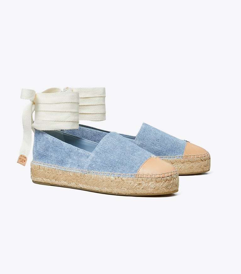 Tory Burch diseñador alpargatas Alpargata con puntera en BLUE CLOUD / BRUSHED ALMOND ángulo