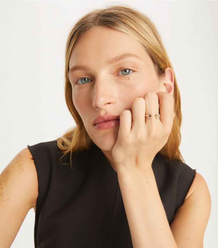 Tory Burch designer anelli Anello aperto Miller con pavé in Tory Gold / Crystal accessory on model