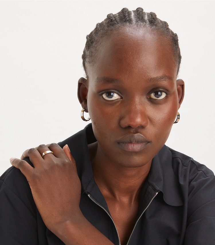 Tory Burch designer anelli Anello Icon con borchia in Tory Silver accessory on model