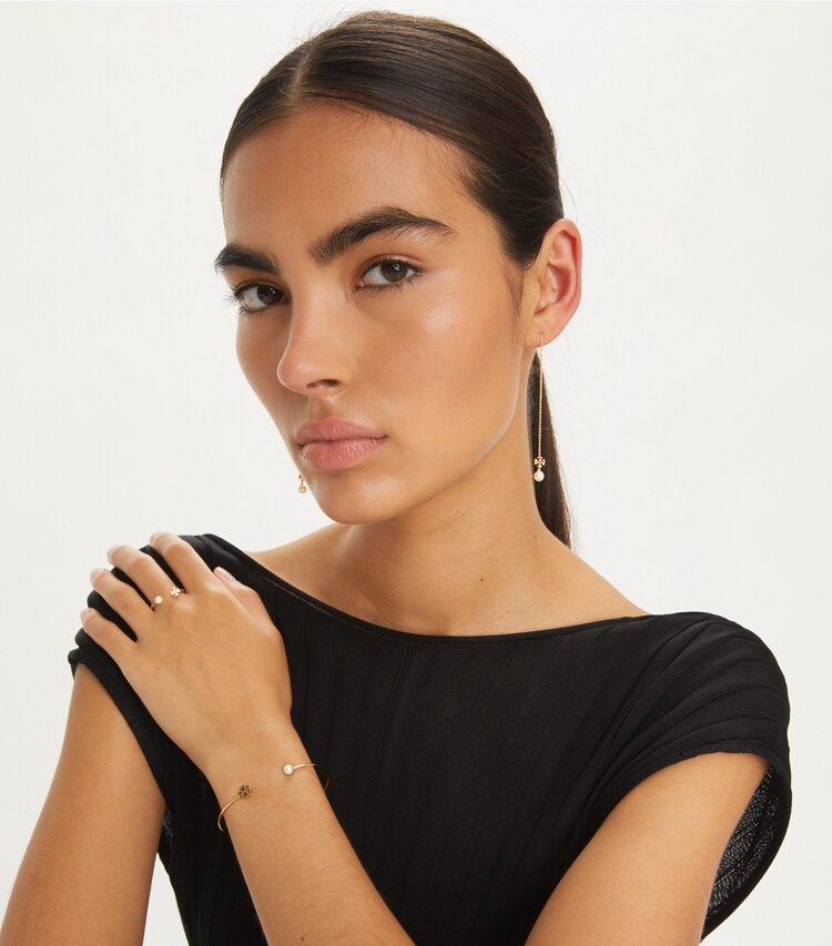 Tory Burch designer anelli Anello Kira con perla in Tory Gold / Ivory accessory on model