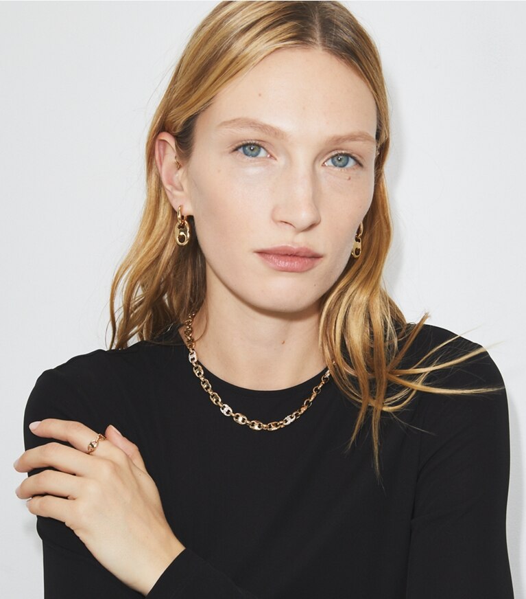 Tory Burch diseñador anillos Anillo de eslabones Gemini en Light Brass accesorio en modelo