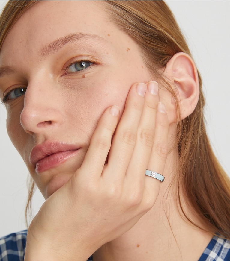 Tory Burch diseñador anillos Anillo de esmalte con tachuelas Miller en Tory Silver / Seltzer accesorio en el modelo