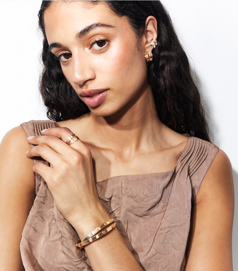 Tory Burch diseñador anillos Anillo doble Icon en Tory Gold accesorio en modelo