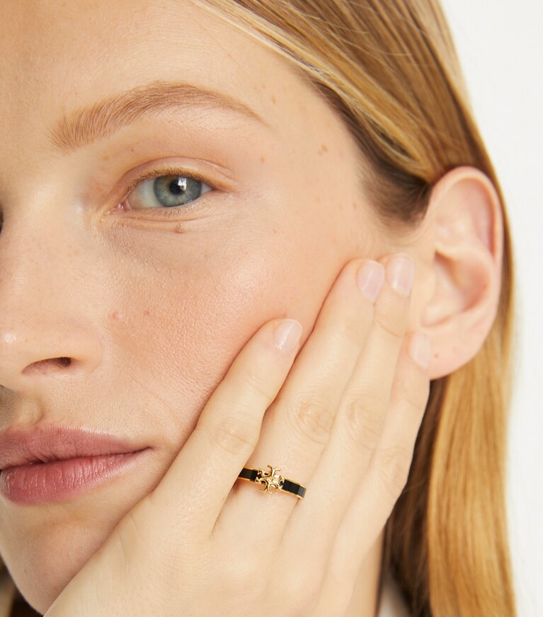 Tory Burch diseñador anillos Anillo esmaltado Icon en Tory Gold / Black accesorio en modelo