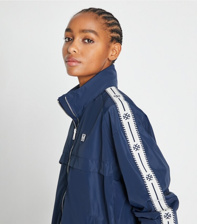 Tory Burch designer giacche Anorak con logo e zip integrale in Tory Navy on model detail