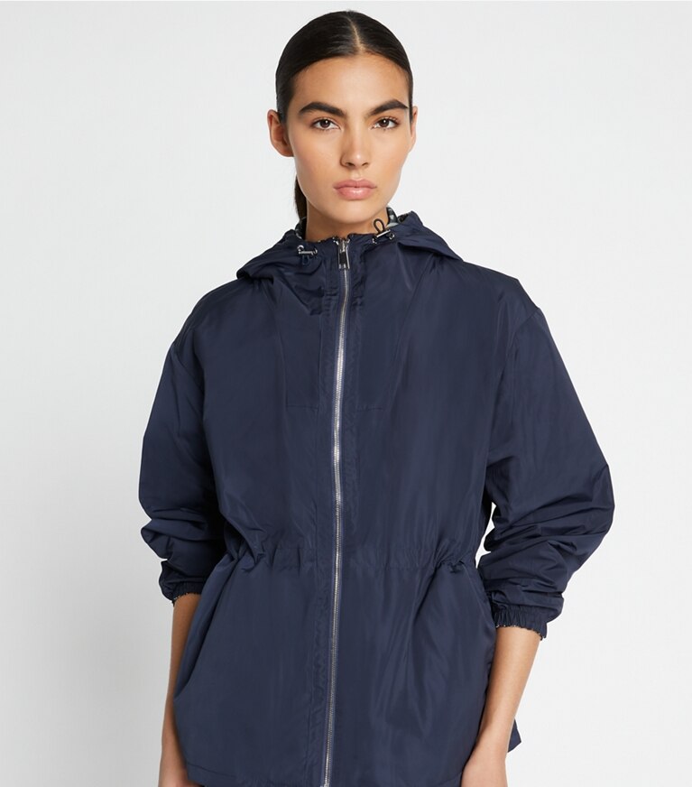 Tory Burch diseñador chaquetas Anorak de jacquard con monograma T en TORY NAVY T MONOGRAM SMALL SPORT adicional en modelo