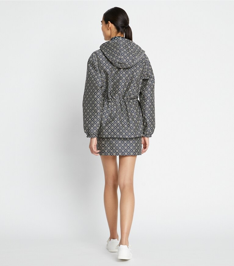 Tory Burch diseñador chaquetas Anorak de jacquard con monograma T en TORY NAVY T MONOGRAM SMALL SPORT parte posterior en modelo