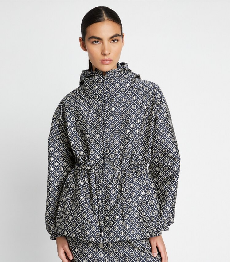 Tory Burch diseñador chaquetas Anorak de jacquard con monograma T en TORY NAVY T MONOGRAM SMALL SPORT detalle en modelo