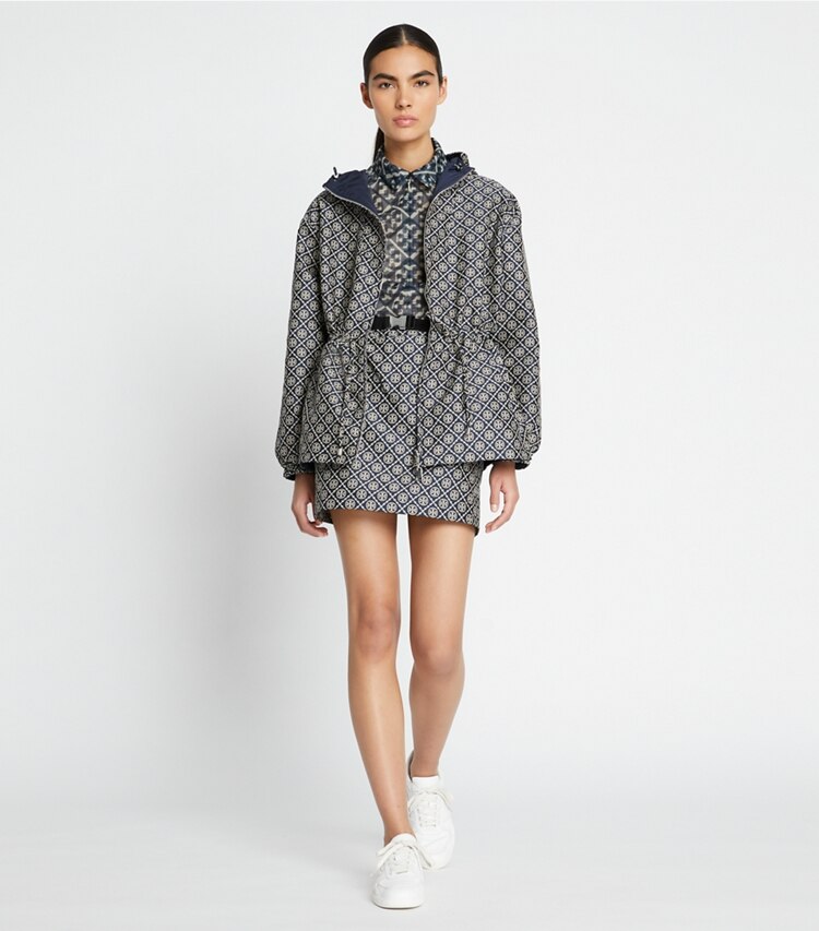 Tory Burch diseñador chaquetas Anorak de jacquard con monograma T en TORY NAVY T MONOGRAM SMALL SPORT frente en modelo