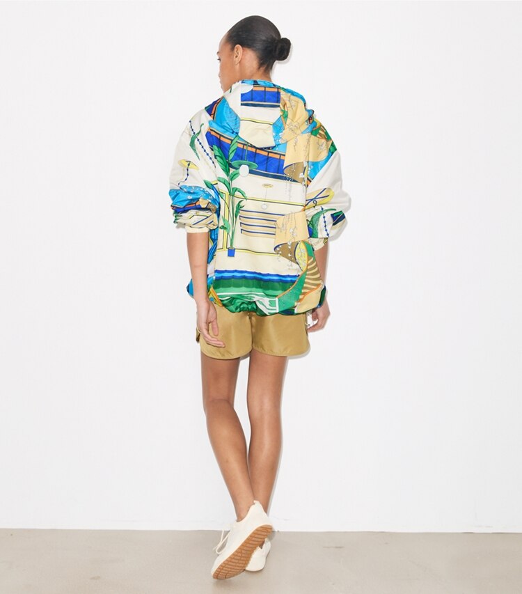 Tory Burch diseñador chaquetas Anorak de nailon con media cremallera en The Pool Blue parte posterior en modelo