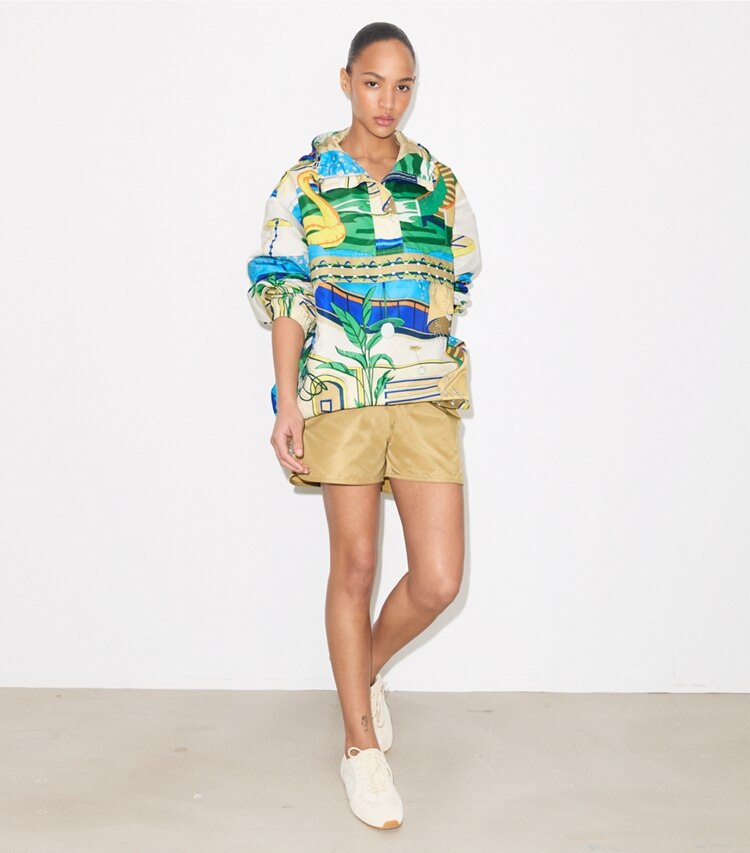 Tory Burch diseñador chaquetas Anorak de nailon con media cremallera en The Pool Blue frente en modelo