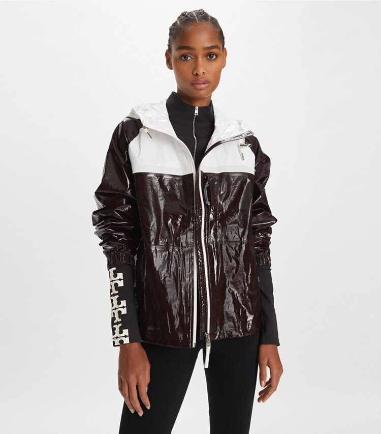 Tory Sport designer giacche Anorak in cotone con zip e cappuccio in Winetasting / Snow White on model detail
