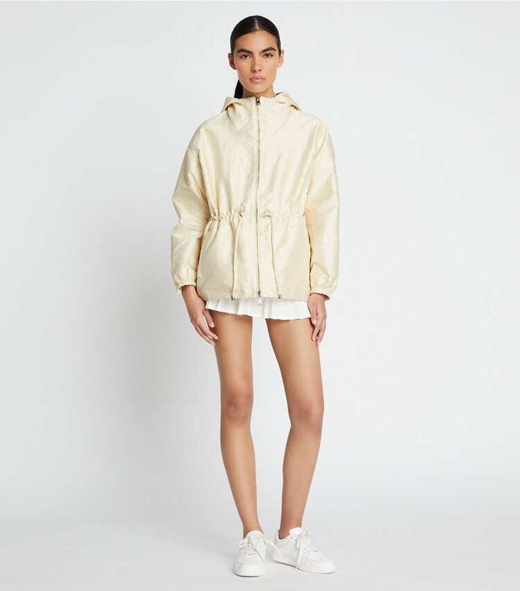 Tory Burch designer giacche Anorak in jacquard con T Monogram in SESAME T MONOGRAM SMALL SPORT parte anteriore su modella