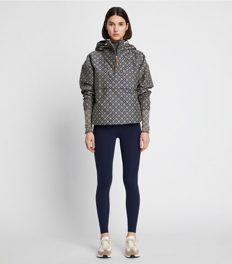 Tory Burch designer giacche Anorak in jacquard oversize in TORY NAVY T MONOGRAM SMALL SPORT parte anteriore su modella