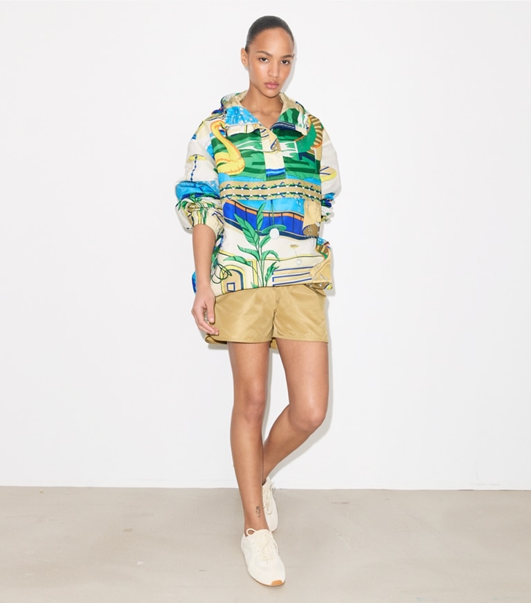 Tory Burch designer giacche Anorak in nylon con mezza zip in The Pool Blue parte anteriore su modella