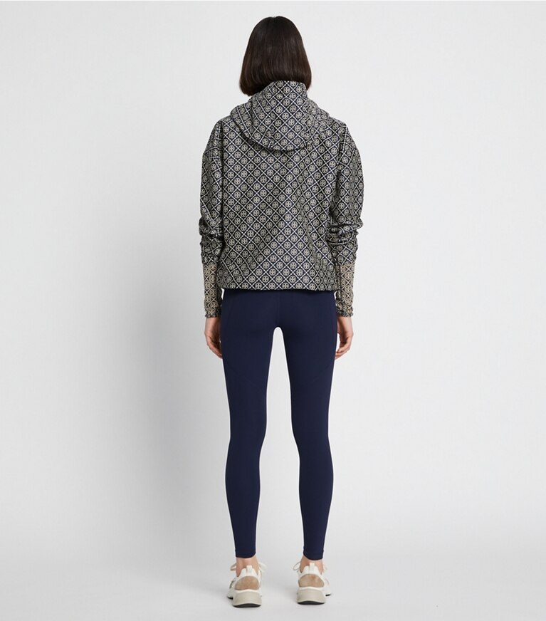Tory Sport diseñador chaquetas Anorak jacquard con monograma de T en TORY NAVY T MONOGRAM SMALL SPORT en el modelo (espalda)