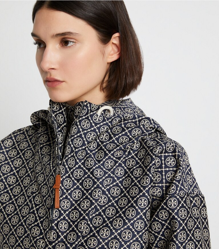 Tory Sport diseñador chaquetas Anorak jacquard con monograma de T en TORY NAVY T MONOGRAM SMALL SPORT en el modelo (detalle)