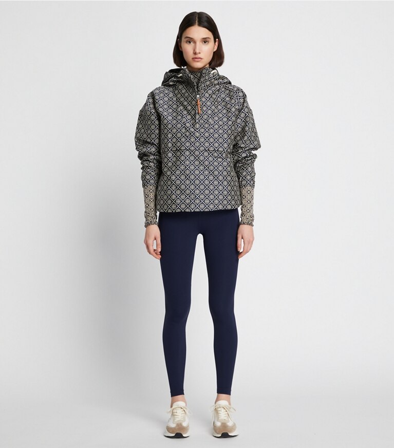 Tory Sport diseñador chaquetas Anorak jacquard con monograma de T en TORY NAVY T MONOGRAM SMALL SPORT en el modelo (frente)