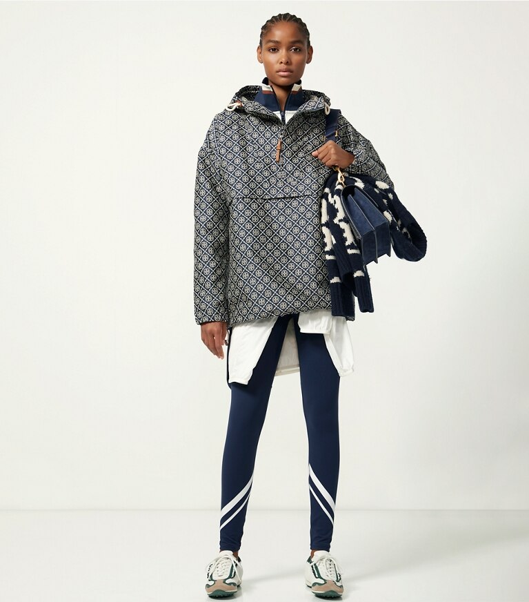 Tory Sport diseñador chaquetas Anorak jacquard con monograma de T en TORY NAVY T MONOGRAM SMALL SPORT estudio
