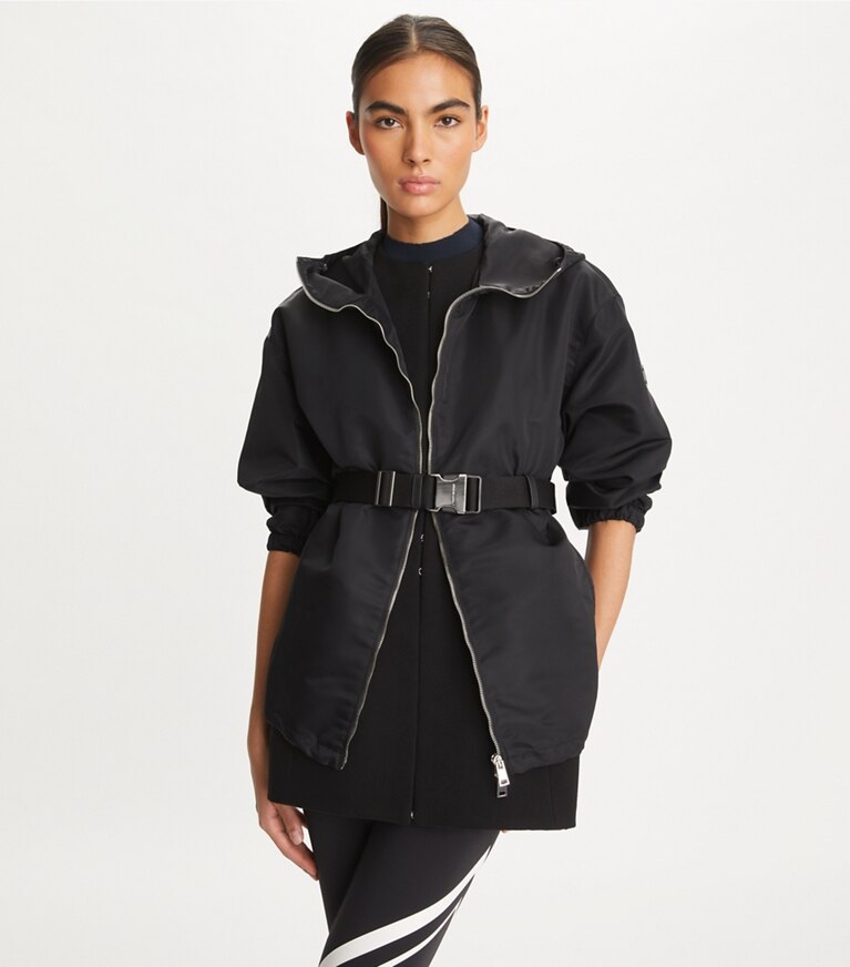 Tory Burch diseñador chaquetas Anorak largo con cinturón en Sport Black adicional en modelo