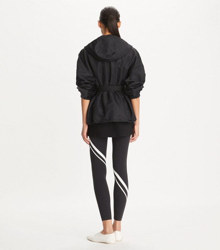 Tory Burch diseñador chaquetas Anorak largo con cinturón en Sport Black parte posterior en modelo