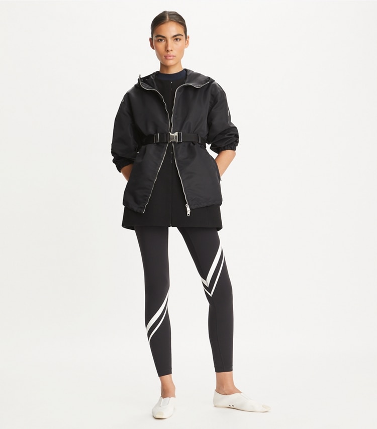Tory Burch diseñador chaquetas Anorak largo con cinturón en Sport Black frente en modelo