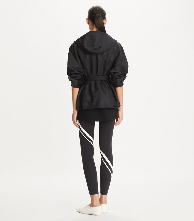 Tory Burch designer vestes Anorak long ceinturé dans Sport Black sur modèle, de dos