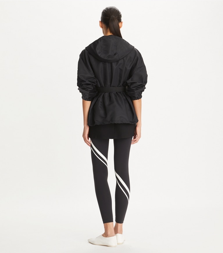 Tory Burch designer vestes Anorak long ceinturé dans Sport Black sur modèle, de dos