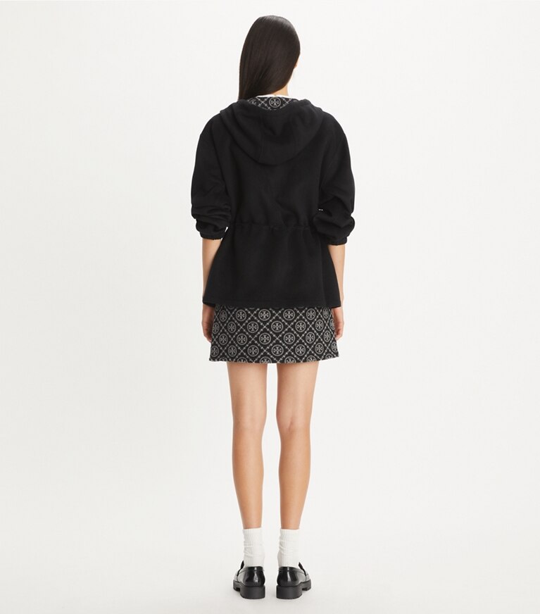 Tory Burch diseñador chaquetas Anorak reversible de jacquard con monograma T en Black/Gray T Monogram parte posterior en modelo