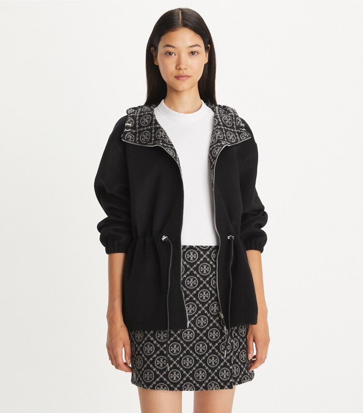 Tory Burch diseñador chaquetas Anorak reversible de jacquard con monograma T en Black/Gray T Monogram detalle en modelo