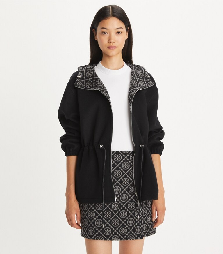Tory Burch diseñador chaquetas Anorak reversible de jacquard con monograma T en Black/Gray T Monogram detalle en modelo