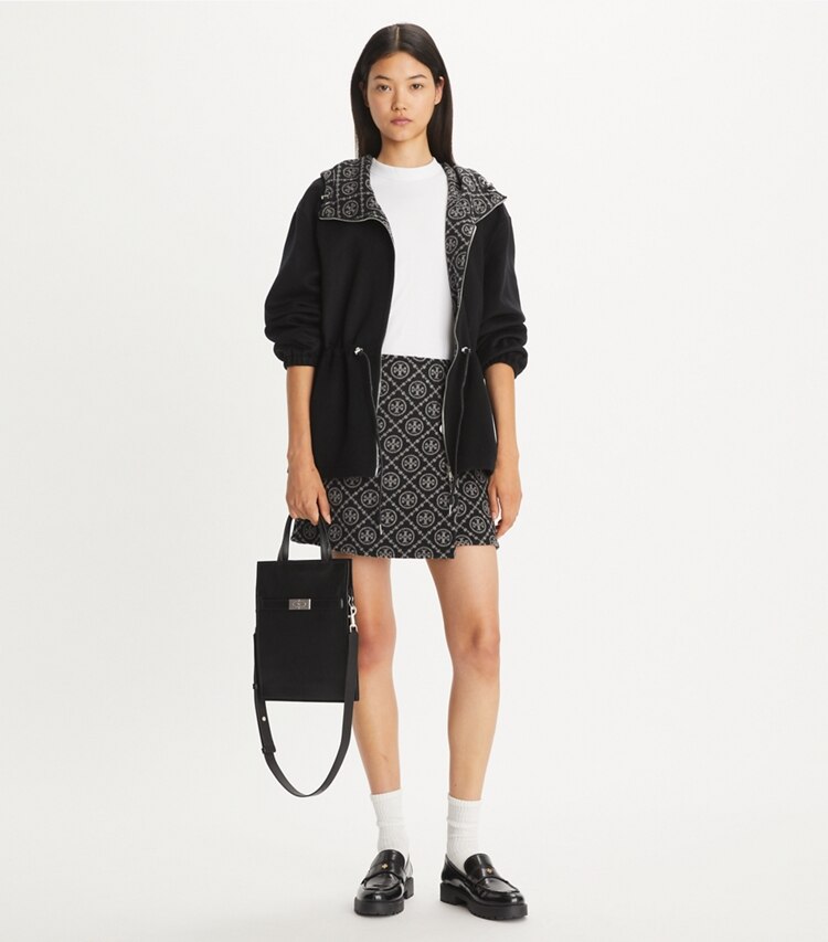 Tory Burch diseñador chaquetas Anorak reversible de jacquard con monograma T en Black/Gray T Monogram frente en modelo