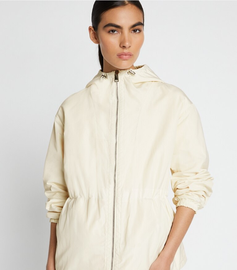 Tory Burch designer vestes Anorak T Monogram en jacquard in SESAME T MONOGRAM SMALL SPORT additional on model
