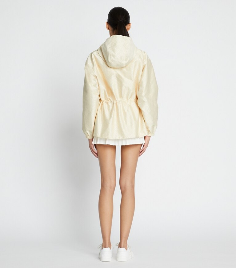 Tory Burch designer vestes Anorak T Monogram en jacquard in SESAME T MONOGRAM SMALL SPORT on model back