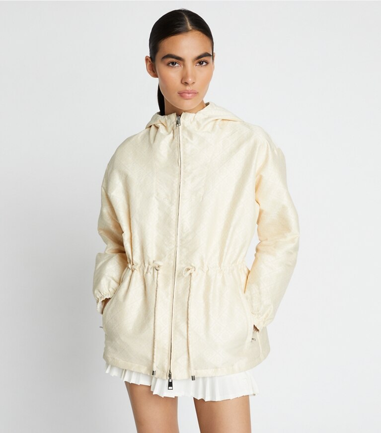 Tory Burch designer vestes Anorak T Monogram en jacquard in SESAME T MONOGRAM SMALL SPORT on model detail
