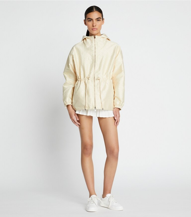 Tory Burch designer vestes Anorak T Monogram en jacquard in SESAME T MONOGRAM SMALL SPORT sur mannequin, devant