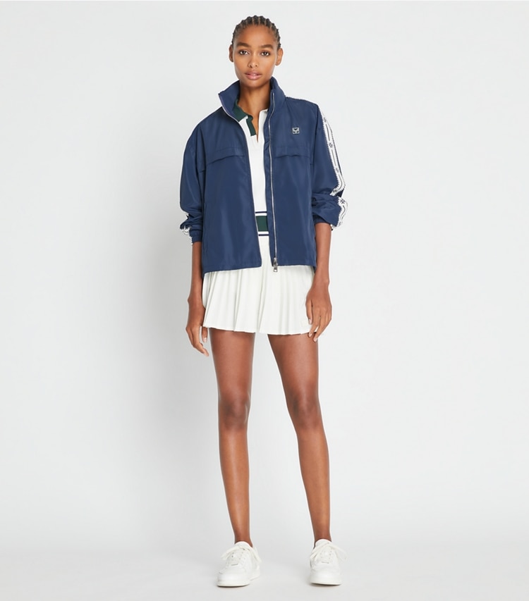 Tory Burch designer vestes Anorak zippé à liseré logo in Tory Navy sur mannequin, devant