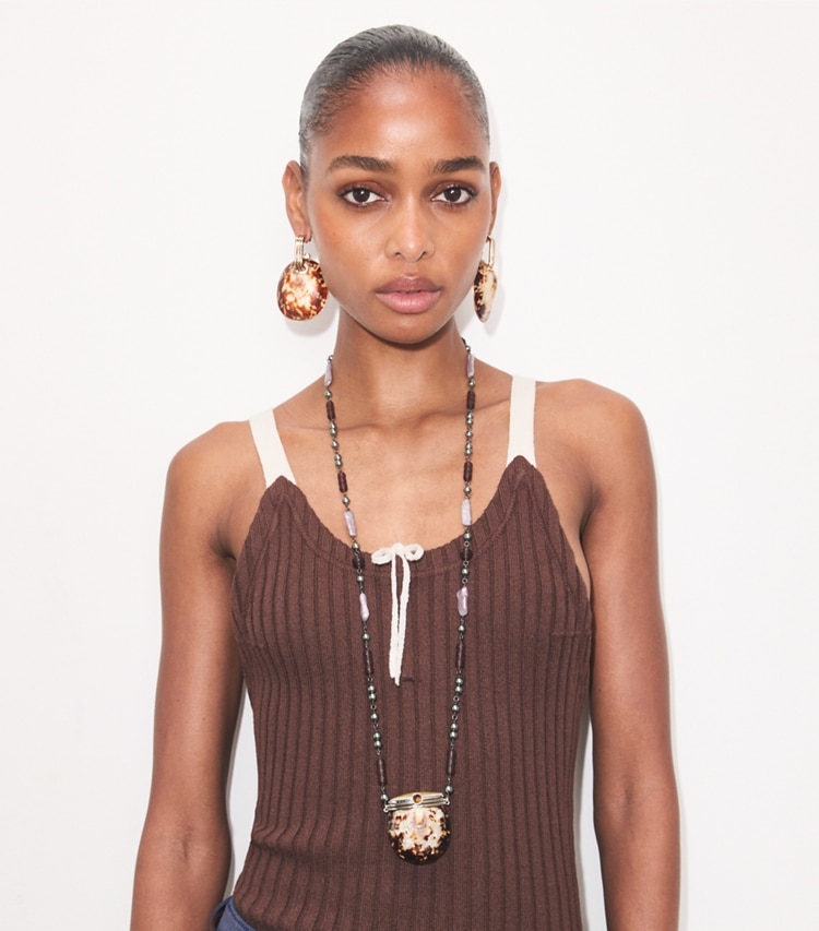 Tory Burch diseñador aretes Aros colgantes Runway Shell en Light Brass adicional en modelo