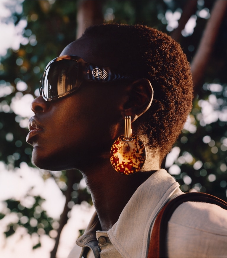 Tory Burch diseñador aretes Aros colgantes Runway Shell en Light Brass campaña