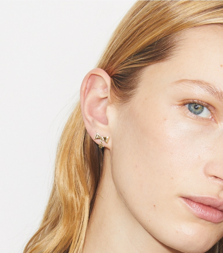 Tory Burch diseñador aretes Aros con moño Curiosity en Tory Gold accesorio en modelo