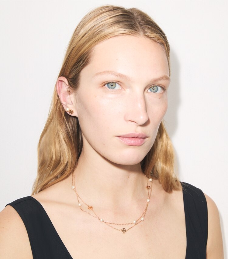 Tory Burch diseñador aretes Aros de botón con logo y perlas Moondance en Tory Gold / Pearl accesorio en modelo