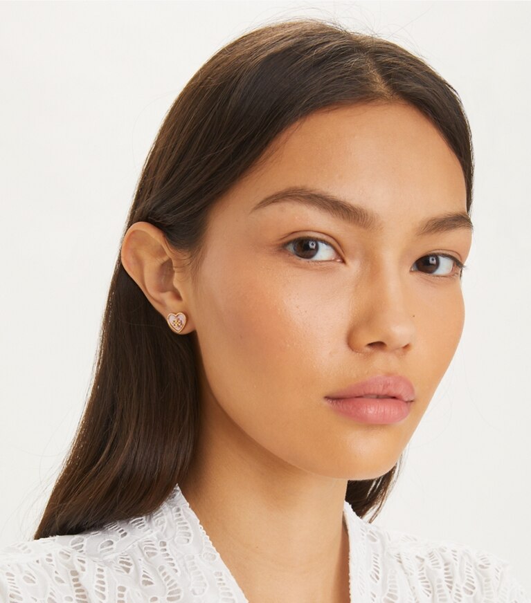Tory Burch diseñador aretes Aros de botón Forget Me Not Heart en Tory Gold / Mother of Pearl accesorio en modelo