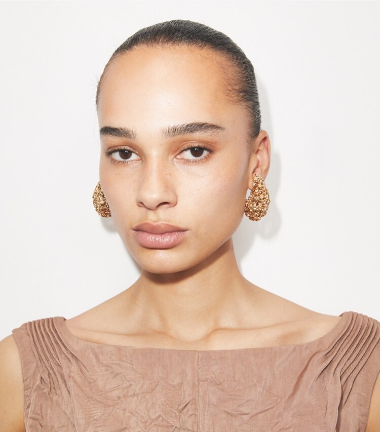 Tory Burch diseñador aretes Aros de filigrana Pierced en Tory Gold accesorio en modelo