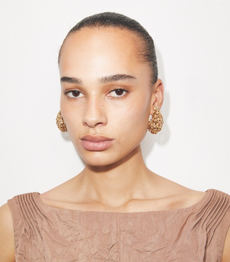 Tory Burch diseñador aretes Aros de filigrana Pierced en Tory Gold accesorio en modelo
