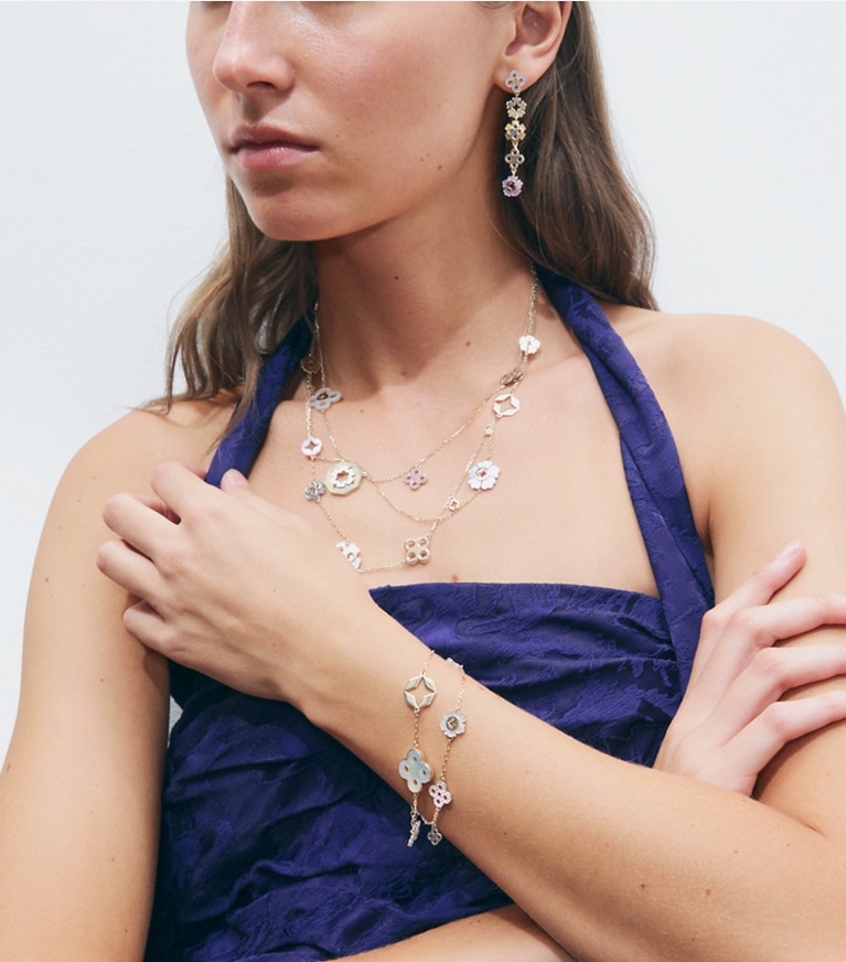 Tory Burch diseñador aretes Aros lineales Forget Me Not en Tory Gold / Multi accesorio en modelo