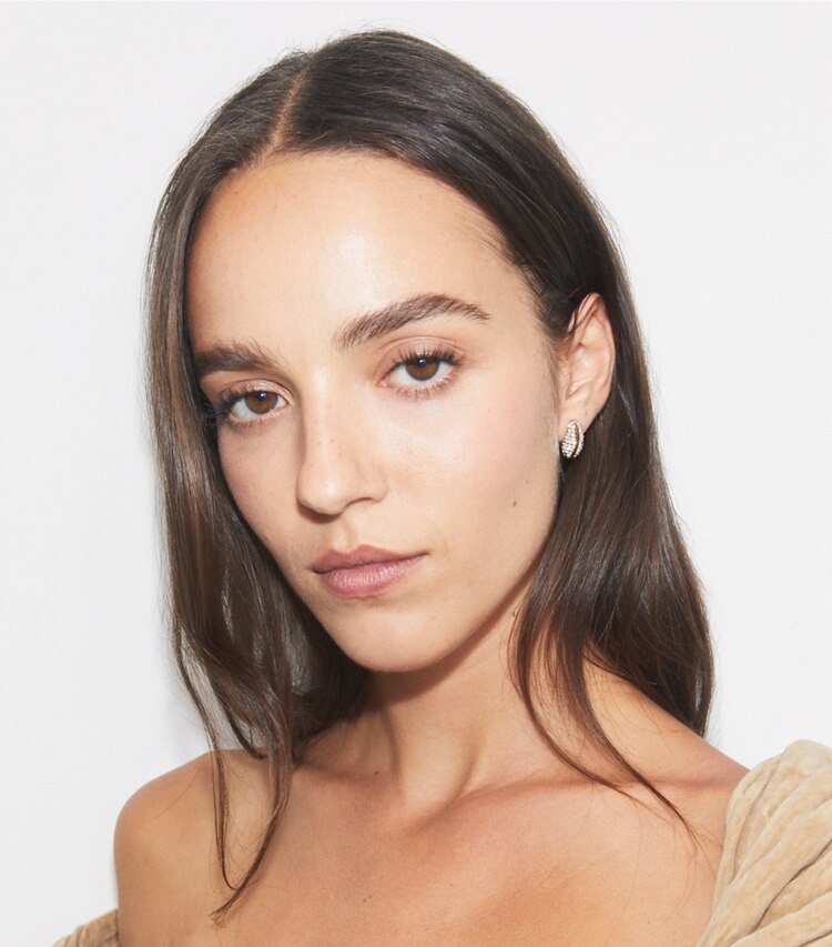 Tory Burch diseñador aretes Aros pequeños con pavé Pierced en Light Brass / Crystal accesorio en modelo
