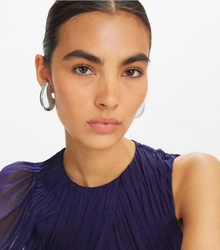 Tory Burch diseñador aretes Aros Pierced en Light Brass accesorio en modelo
