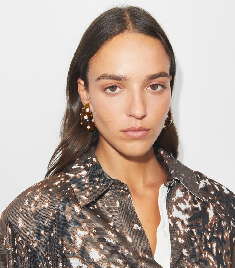 Tory Burch diseñador aretes Aros Pierced en Brown / Crystal accesorio en modelo