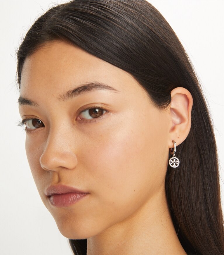 Tory Burch diseñador aretes Aros tipo argolla con pavé Icon en Tory Silver / Crystal accesorio en modelo